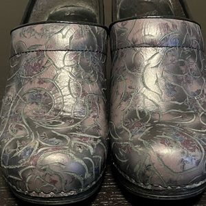 Dansko XP Clogs Tooled Leather Comfort Shoes Women’s Size 38 7.5 8 Nursing